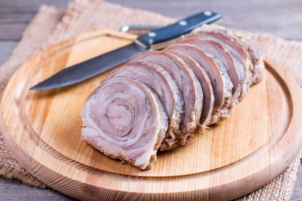 Нарезанный рулон жареного мяса на деревянной доске — стоковое фото