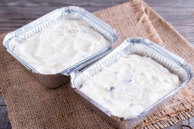 Süzme peynir güveç içinde folyo tepsi ahşap tablo