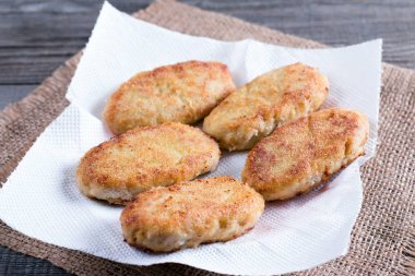 Beşamel sos bir kağıt havlu üzerinde soğutma