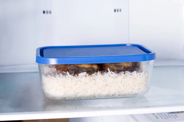 Wadah dengan makanan di lemari es. Beras dengan ikan — Stok Foto