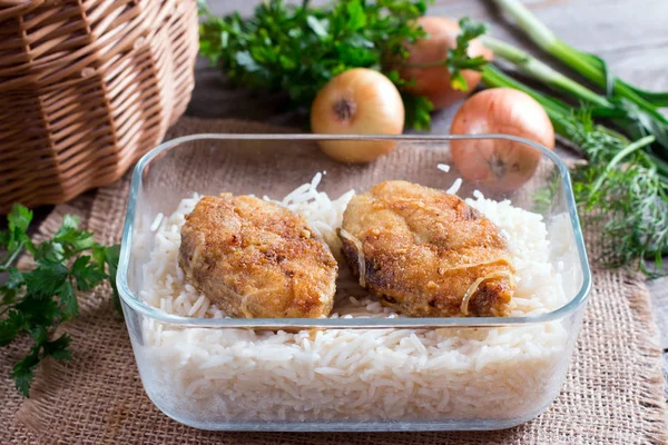 Здоровый контейнер для обеда на деревянном столе. Рис и рыба — стоковое фото