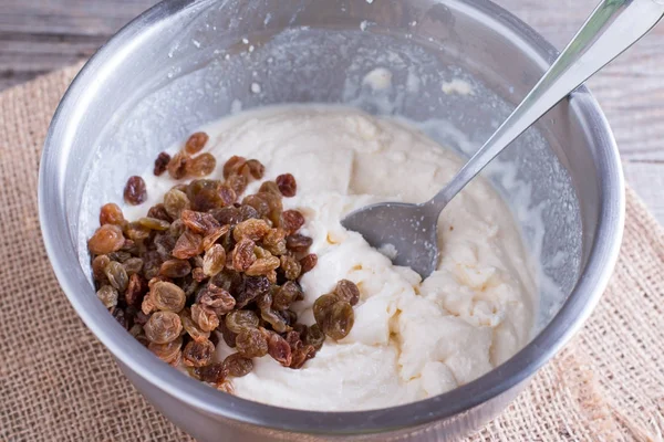 Ingredients for the preparation of cottage cheese cottage cheese, eggs, sugar, raisins — Stock Photo, Image