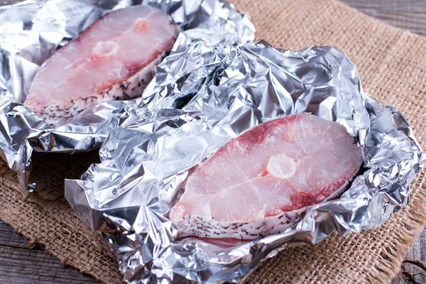 Bistecca di pesce crudo in carta stagnola. Concetto sano — Foto Stock