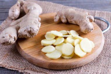 dilimlenmiş zencefil kökü ile kesme tahtası