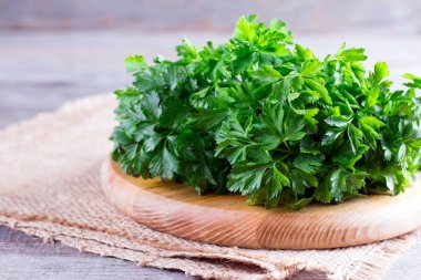 bir kesme tahtası üzerinde taze maydanoz