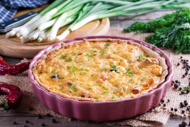 Peynir ve ahşap masa üzerinde pastırma ile geleneksel Fransız kiş turta ile. Yatay