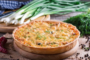Geleneksel soğan peynir kiş - quiche lorraine