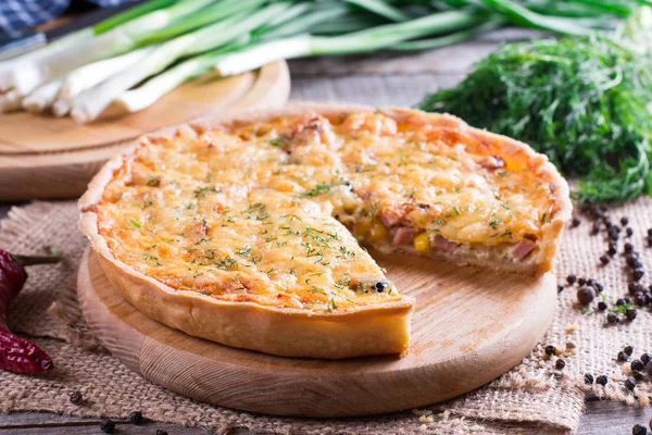 Pastel de quiche francés tradicional con queso y tocino en la tabla de cortar —  Fotos de Stock