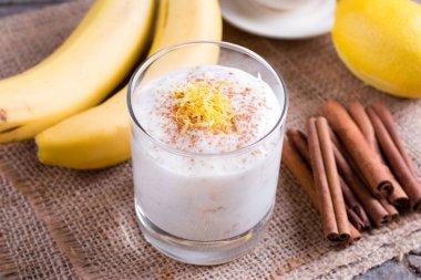 Muz smoothie rustik ahşap zemin üzerine