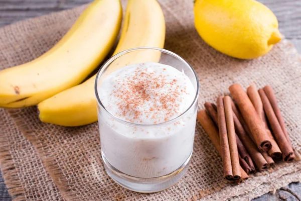 Yogurt dengan pisang dan kayu manis di kaca — Stok Foto