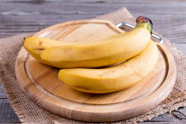Свіжі банани на обробній дошці — стокове фото