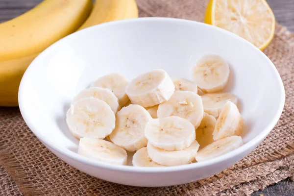 Tranches Banane Dans Bol Blanc Sur Table — Photo