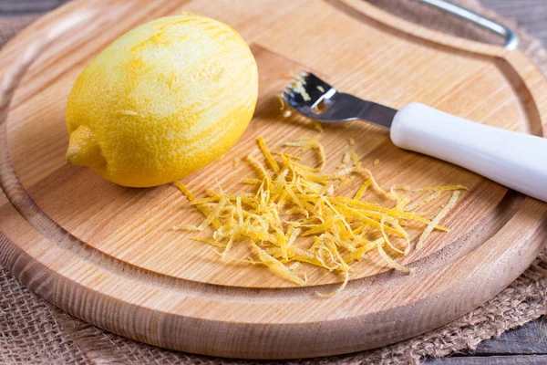 Cáscara de limón en una tabla de cortar — Foto de Stock