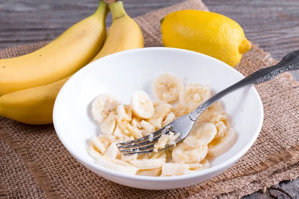 Purée de bananes dans un bol avec une fourchette — Photo