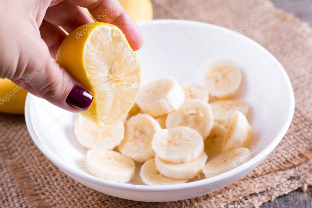 Slice the banana with lemon juice