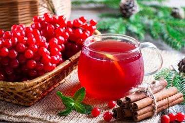 Sıcak çay kartopu. Bir cam fincan çay kartopu.