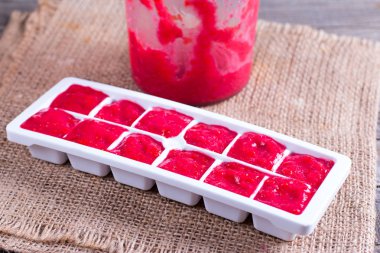 Dondurulmuş çilek küpleri püresi tablo kapsayıcı