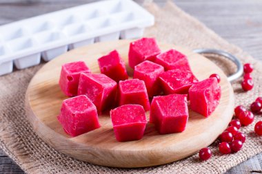 Bir tabloda bir kesme tahtası donmuş berry küpleri