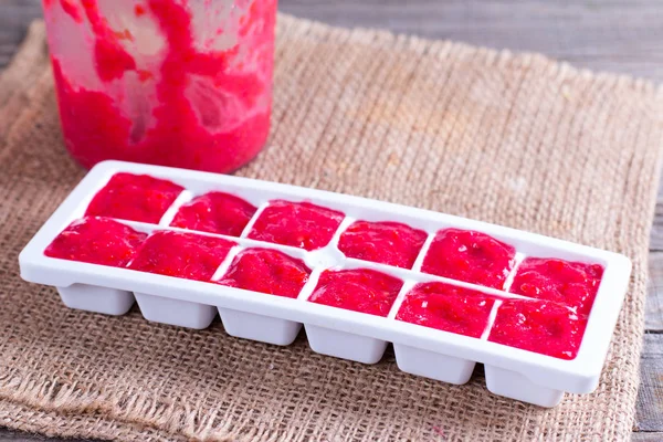 Контейнер из замороженных ягод на столе — стоковое фото