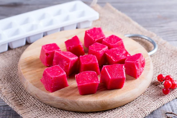 Замороженные кубики красной ягоды — стоковое фото