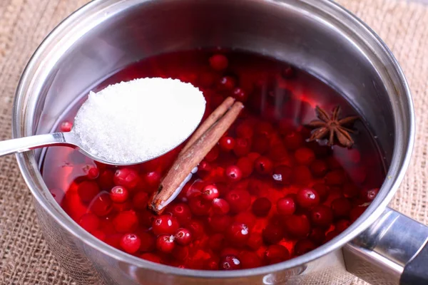 Bereitung von Glühwein. Beeren in einem Topf — Stockfoto