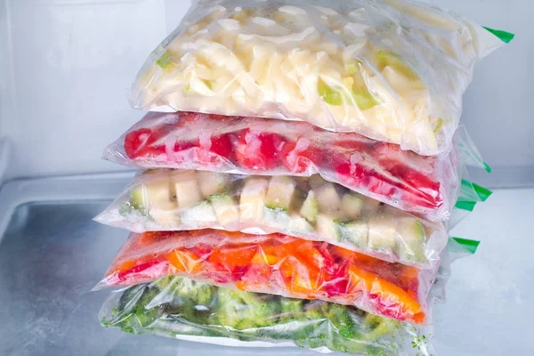 Fagyasztott zöldség zsákokban hűtőszekrényben. Fagyasztás. — Stock Fotó