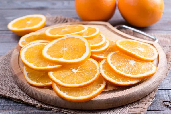 Rodajas de naranja en una tabla de cortar — Foto de Stock