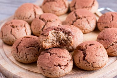 Çerezler çikolata ahşap bir gemide kırıştırıyor