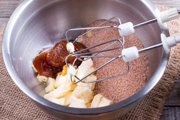 Butter, Zucker, Honig in einer Schüssel im Mixer — Stockfoto
