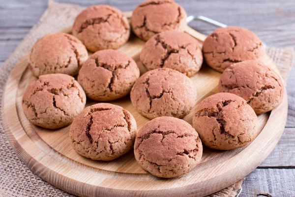 Soubory cookies Čokoláda crinkles na prkně — Stock fotografie