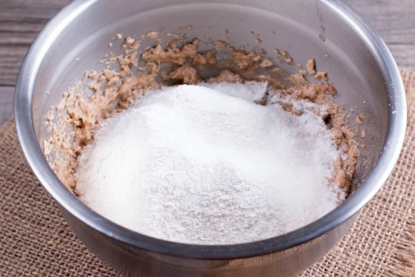 Preparação de alimentos. Adicione farinha à massa — Fotografia de Stock