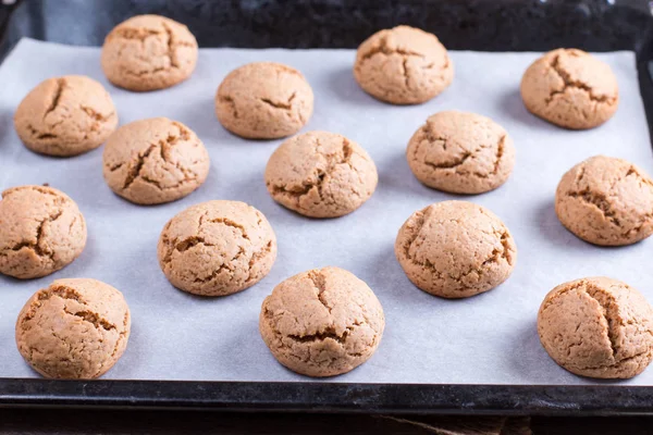 Repedések a sütő-tálcát a cookie-k — Stock Fotó