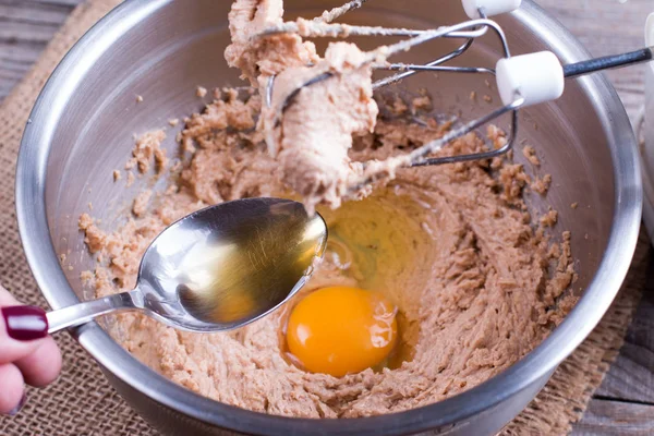 Μίξη Muffin Μίγμα Κέικ Για Ψήσιμο Προσθέστε Αυγά Και Αλκοόλ — Φωτογραφία Αρχείου