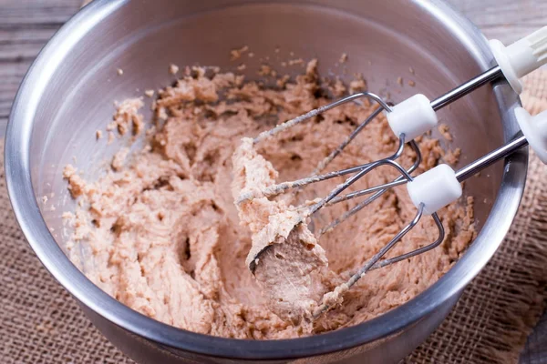Смешивание смеси кексов для выпечки — стоковое фото