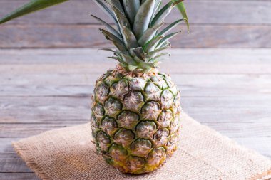 ahşap doku arka plan üzerinde ananas