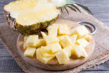 Ananas dilimleri kesme tahtası