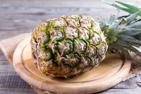 Ananas op de houten textuur achtergrond — Stockfoto