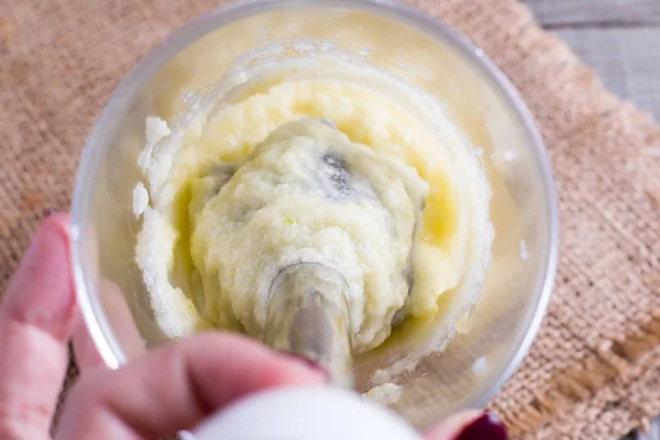 Puré de piña en una licuadora — Foto de Stock