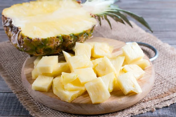 Ananas segmenten op de houten achtergrond — Stockfoto