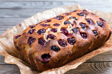 Kiraz ahşap bir masa üzerinde ile ev yapımı kek