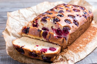  Taze sünger kek kiraz ile dilim 