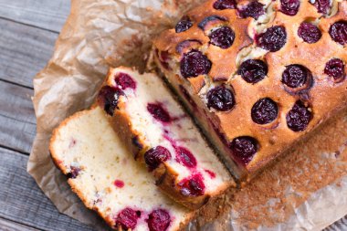 Ahşap arka plan üzerinde tatlı kiraz kek. Ev yapımı tatlı.