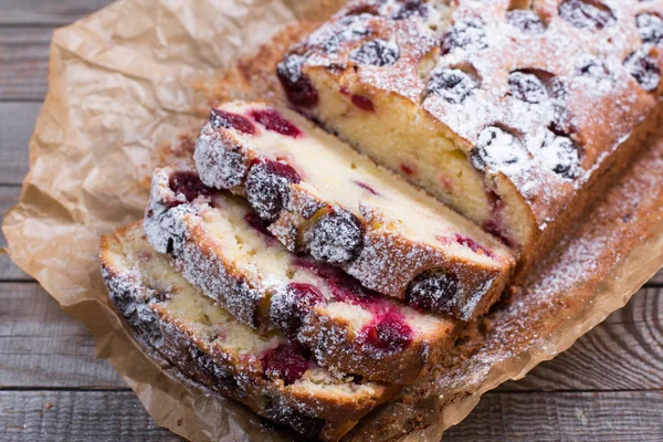 Hausgemachter Kirschkuchen mit Vanille und Puderzucker — Stockfoto