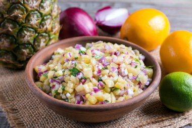 Ananas salsa bir tabloda bir seramik kase