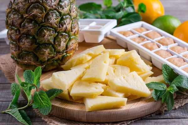 Fresh and frozen pineapple on a cutting board — Stock Photo, Image