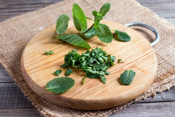 Menta de redução em uma tábua de corte — Fotografia de Stock