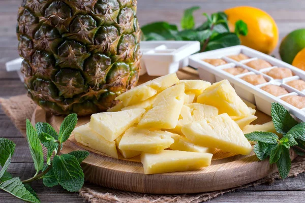 Frozen and fresh pineapple on a cutting board — Stock Photo, Image
