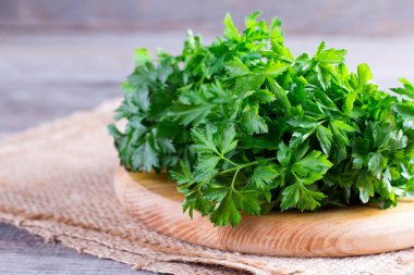 Demet eski ahşap plakalar üzerinde yeşil ham taze maydanoz