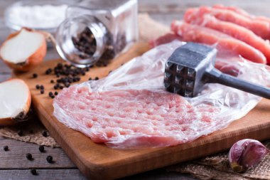 Bir kesme tahtası üzerinde ham pirzola