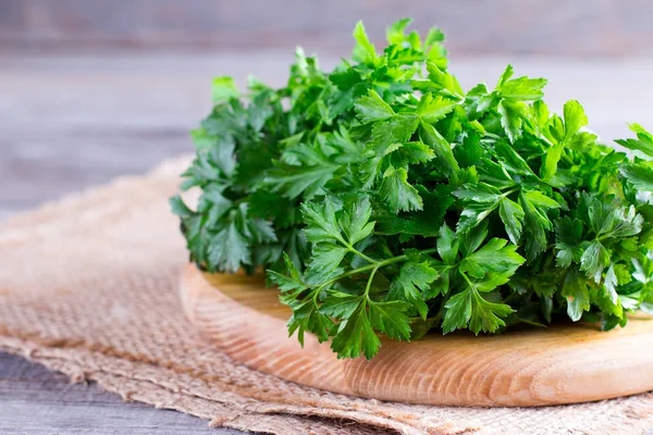 Demet eski ahşap plakalar üzerinde yeşil ham taze maydanoz